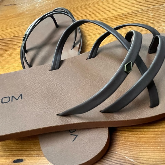 Volcom flip flops brand new bought and didn't try on first. To small for me - Picture 2 of 4